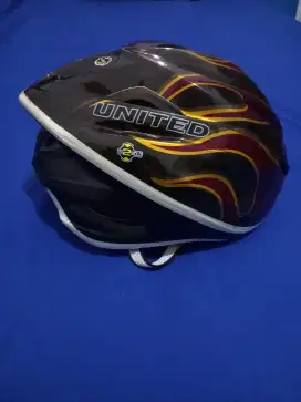 Helm sepeda 80% baru