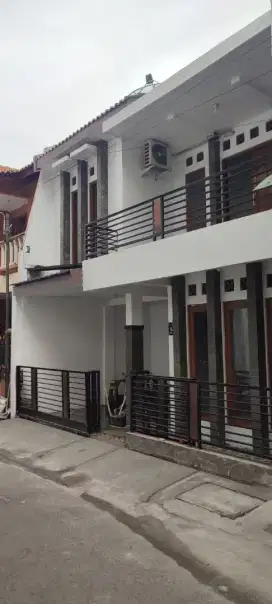 Di sewakan rumah 3 lantai letak di pusat kota