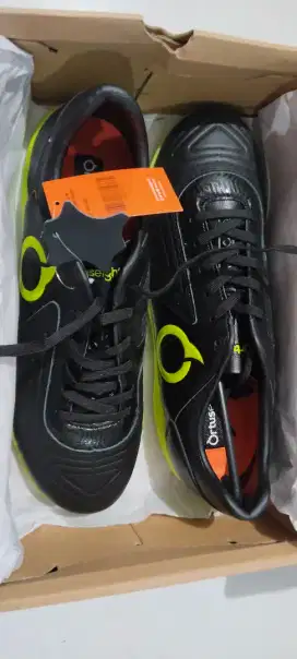 Sepatu futsal ortus eight