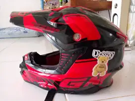 Helm Cargloss merah hitam