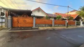 Rumah mewah ada kolom renang pribadi di Jatiwaringin