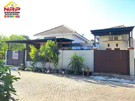 Dijual Rumah Cantik Hook dengan Kolam Renang di Badean, Kabat - Bwi