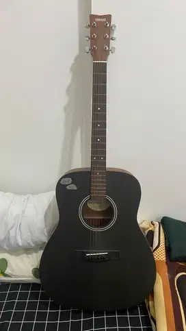 Guitar Acoustic Yamaha F400 Black (Bekas)