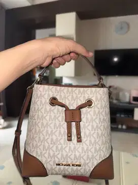 MICHAEL KORS Small Bucket Vanilla brown