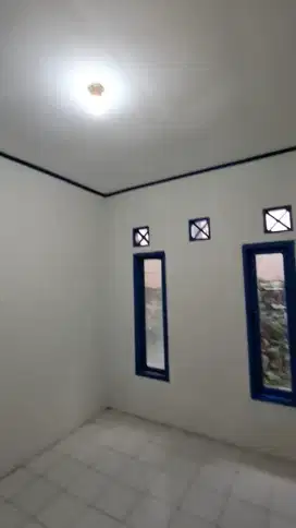 Disewakan rumah 2 lantai, di dlm gang.