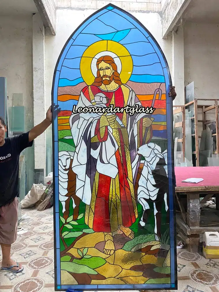 KACA PATRI SURABAYA gambar yesus menggendong domba