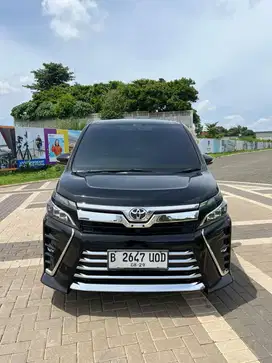 TOYOTA VOXY 2.0 AT 2019 HITAM