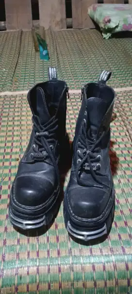 Sepatu merk rockstar ukuran 40-41 dus masih ada