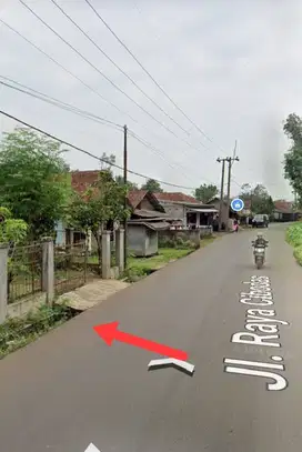 Tanah datar+bangunan bekas gudang rongsokan nempel jalan raya angkot