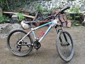 Sepeda POLYGON PREMIERE 26 4.0 MTB Gunung