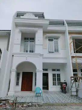 RUMAH MEWAH 2 LANTAI DEKAT SIMPANG LIMUN MEDAN