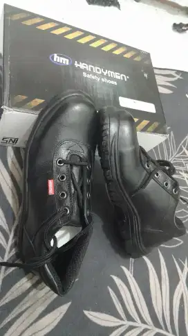 Sepatu safety ujung besi kulit asli