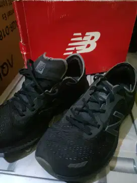 Sepatu running New Balance hitam