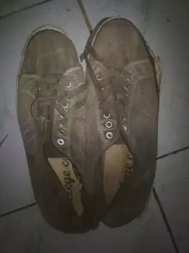 Sepatu pria sekolah