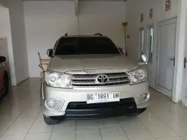 Di jual mobil toyota fortuner th 2011 trd sportivo matic.