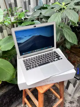 MacBook Air 13.3 2015, icore i5 / Ram 4 Gb / ssd 128 GB mulus lengkap