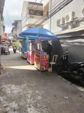 Menjaga Lapak Cireng Depan Sekolahan
