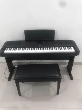 Yamaha portable grand DGX-670