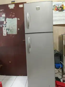 Kulkas 2 pintu jumbo TOSHIBA