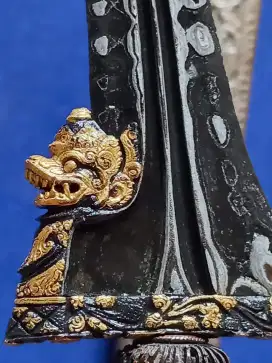 Di mahar kan pusaka Dhapur Nogo Keras Kinatah Mas
Pamor Untu Walang