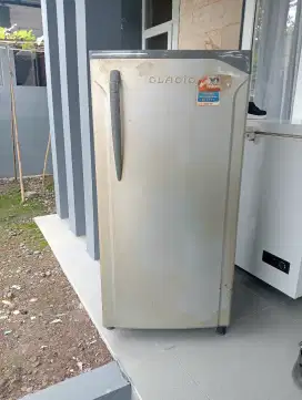 Di jual kulkas Toshiba 1 pintu