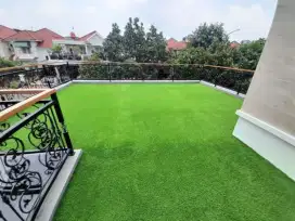 Tukang rumput sintetis model suis.