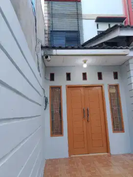 KONTRAKAN MURAH!! RUMAH 3 LANTAI STRATEGIS DENGAN KEAMANAN 24 JAM