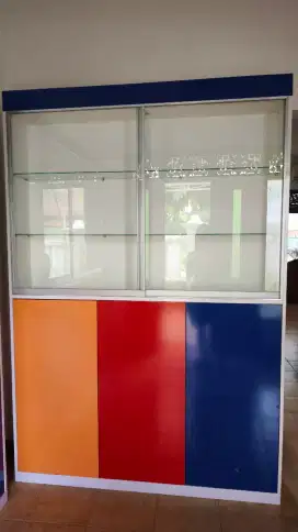 Lemari penyimpanan dan pajangan