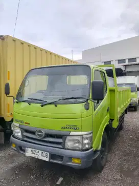 Hino Dutro engkel Long th 2012 bak tri way