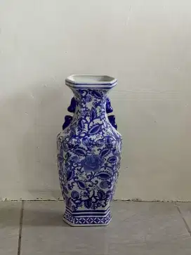 Dijual Guci Klasik Biru ukuran sedang.