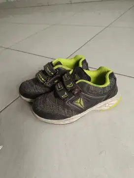 Sepatu anak laki laki