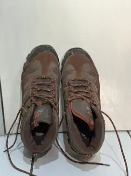 Sepatu gunung SLTA coklat size 44