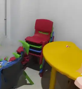 Meja oval dan kursi