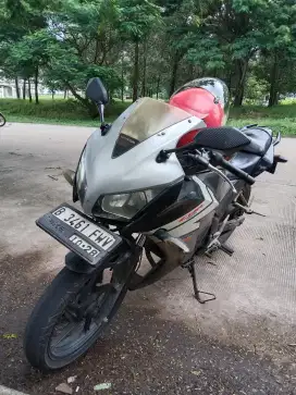 CBR 150 R (HITAM)