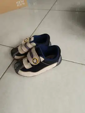 Sepatu balita anak laki