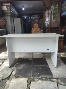 Meja kantor, meja anak kos