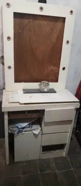 Meja rias tinggal di rapihkan