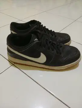 Preloved sepatu Nike dunk panda original