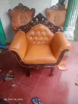 Servis kursi ganti kain dan tambah busa.