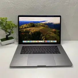 Macbook Pro 15 Inch 2018 (16 GB - 256 SSD) LIKE NEW