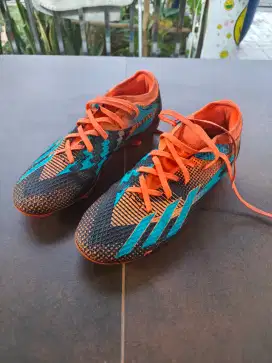 Sepatu sepak bola Adidas
