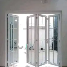 Kusen pintu lipat alexindo Puti dan kaca polos pakai Lis ornamen