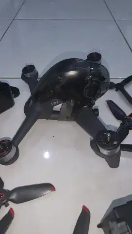 DJI FPV (Drone + battery)