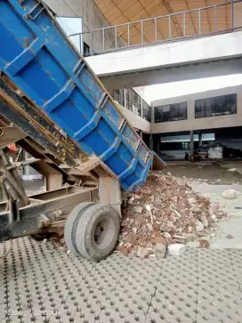 Tanah merah campur pengurugan urug buang puing sampah urugan puing