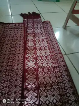 Dijual songket  dan selendang merah marun