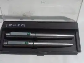 Bolpen Merek :  Parker,  2 ( Pcs )