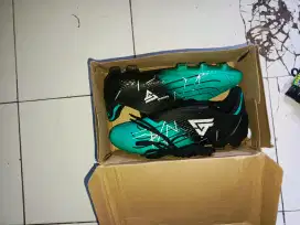 Sepatu bola size 43