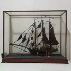 Perahu pajangan antik bahan dari cenngkeh tua