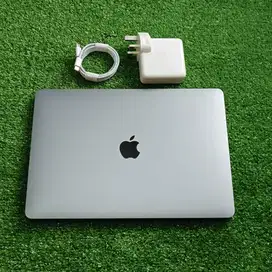 Macbook Pro 13 inch M1 2020 RAM 8GB SSD 512GB Kondisi 98% ex inter