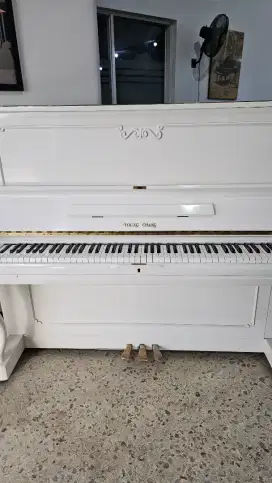 PIANO PUTIH ISTIMEWA